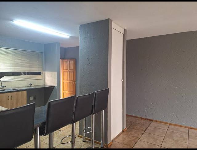 2 BEDROOM TOWNHOUSE FOR SALE IN SONNEVELD